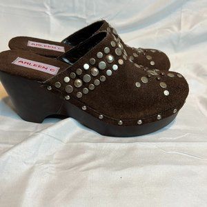 Ladies size 8 Arleen C clogs